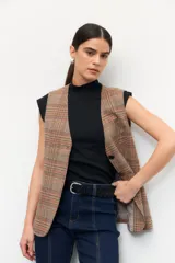 Musculosa blanca de algodón con cuello alto y sisas amplias.