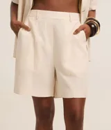 Short Marfinno de viscolino color beige, de diseño cómodo y liviano, con trabillas en la cintura, bolsillos laterales y vivos delanteros.