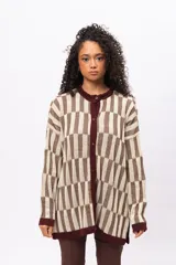 Saco de punto con diseño geométrico de bloques en tonos beige y marrón, con cuello redondo, cierre frontal de botones y terminaciones en color bordó.