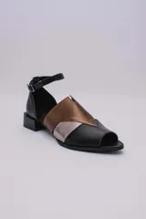 Sandalias de cuero color marrón, con combinaciones de color beige y naranja. Tiene tira ajustable con hebilla en el tobillo y taco bajo.