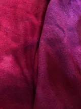 Almohadón cuadrado de lana color beige, con diseño geométrico en relieve. Relleno con funda de algodón, guata y restos textiles.