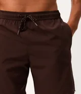 Bermuda deportiva masculina de poliéster color negro, con corte suelto y cintura elástica con cordón ajustable.
