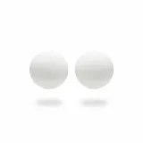 Aros esféricos colgantes de metal con acabado en esmalte opaco blanco, con cierre de presión para perforación.