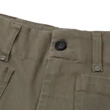 Pantalon de corte wide leg color verde oliva, con tiro medio, cierre frontal con botón y bolsillos frontales tipo cargo.