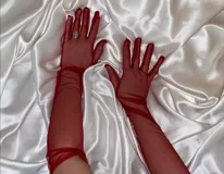Guantes largos de tul rojo translúcido, que cubren desde los dedos hasta los antebrazos.