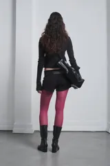 Mini short negro de lycra con elástico en la cintura.