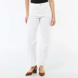 Pantalón denim blanco de corte barrel, silueta relajada con piernas levemente curvas y tiro medio-alto, con bolsillos clásicos.