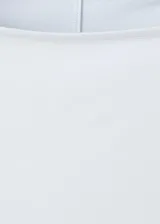 Camiseta de manga larga en color blanco, con cuello bote y diseño ajustado.