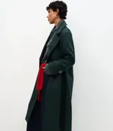 Abrigo largo de paño color verde oscuro, con solapas amplias tipo blazer, cierre frontal cruzado con botones y abertura trasera. Diseño estructurado y elegante.
