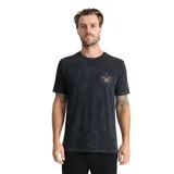 Remera de manga corta Roark, color negro con efecto acid wash. Cuenta con un pequeño estampado gráfico en el pecho izquierdo y un diseño más grande en la espalda.