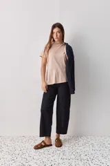 Remera Casentino de manga corta y cuello redondo, de corte amplio y asimétrico con diseño cruzado en el frente.