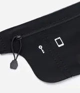 Riñonera negra de poliéster con cinturón ajustable y cierre de cremallera.