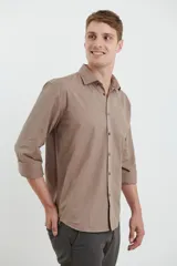 Camisa de vestir de hombre color gris oscuro, de manga larga y corte clásico.