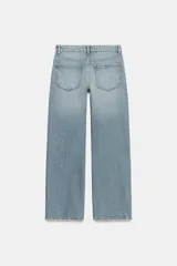 Jeans de tiro medio con corte relajado y diseño de cinco bolsillos. Presenta trabillas en la cintura, cierre frontal con cremallera y botón metálico, con un acabado de lavado desgastado.