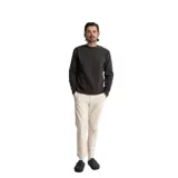 Buzo negro de corte clásico, cuello redondo y mangas largas.