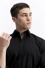 Camisa clásica lisa de manga larga color negro, con cartera abotonada, logo bordado en el pecho y fit slim.