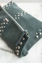 Cartera bandolera negra con tachas plateadas, confeccionada en gamuza vegana.