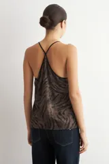 Top sin mangas de tirantes finos con estampado animal print, escote en V y ribetes negros.