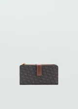 Billetera marrón con estampado de logos, cierre con broche a presión y múltiples ranuras para tarjetas. Incluye bolsillo con cremallera y forro interior.