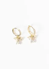 Aros colgantes dorados con forma de mariposa, decorados con circonias blancas.