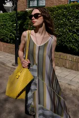 Vestido midi sin mangas con cuello en V, de corte holgado y diseño de parches con rayas verticales y horizontales en tonos verdes, grises y blancos.