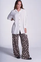 Pantalón de lanilla soft con estampado animal print y elástico en la cintura.