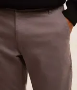 Pantalón skinny negro de sarga con elastano, estilo social, con cierre de botón y cremallera, y cintura con trabillas.