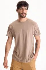 Remera lisa de manga corta y cuello redondo, color tostado.