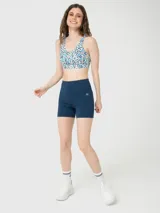 Calza corta deportiva color azul oscuro, con cintura alta en forma de V y logo blanco en el lateral. Incorpora banda de silicona para un ajuste seguro y tecnología Aloe Vera para mayor suavidad.