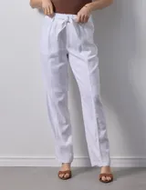 Pantalón blanco de lino con lazo en la cintura, corte recto y bolsillos laterales.