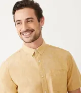 Camisa de hombre de manga corta confeccionada en mezcla de lino y algodón. Presenta un calce comfort, cuello camisero, cierre frontal con botones y un bolsillo en el pecho. Marca Marfinno.