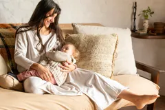 Set de dos remeras de lactancia de algodón, con corte holgado y mangas largas.