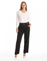 Pantalón de vestir color marrón, de corte wide leg y tiro alto. Presenta una cintura ancha con detalles de hebillas y botones decorativos en tono dorado, además de bolsillos laterales funcionales.