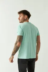 Remera de hombre color ladrillo, lisa, de corte regular, con bolsillo en el pecho, manga corta y cuello redondo. Confeccionada en algodón.