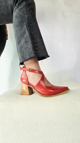 Sandalias de cuero 100% natural color tostado, con diseño de tiras cruzadas en el empeine, punta fina y taco cuadrado de madera con acabado rústico.