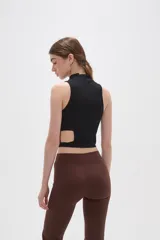 Top sin mangas de cuello alto, confeccionado en tejido de punto acanalado, con ajuste al cuerpo.