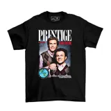 Remera negra de algodón con estampa frontal inspirada en la película Hermanastros, presentando a los personajes principales y el logo de Prestige Worldwide.