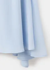 Vestido midi color celeste con diseño evasé, cuello asimétrico de un solo hombro con tirante fino, cuerpo fruncido y cierre de cremallera lateral.
