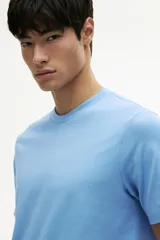 Remera de punto de algodón liviano, color celeste, con cuello redondo ribeteado y bajo recto. Corte estándar.