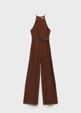 Mono largo color marrón con tirantes finos, cuello halter, cinturón con hebilla y cierre de cremallera en la parte posterior.