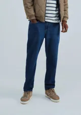 Pantalón de jean de corte slim, color azul clásico, con cierre de botón y cremallera, bolsillos laterales y traseros.