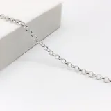Pulsera de eslabones tipo rolo confeccionada en plata 925, con cierre de mosquetón.
