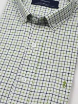 Camisa de hombre de manga larga con diseño a cuadros en tonos azules y blancos, cuello abotonado y logo bordado en el pecho.