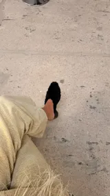 Zuecos de taco ancho con exterior de napalán texturizado y diseño destalonado.