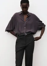 Pantalón de corte recto y tiro medio, color gris oscuro, con bolsillos laterales y pascadores para cinturón.