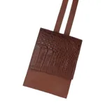 Bandolera porta celular de cuero color marrón con textura croco, correa regulable y bolsillo interno. Ideal para llevar el celular, billetera, llaves y lentes.