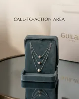 Collar de tres niveles elaborado en plata 925, con una perla de río central en cada cadena y pequeños detalles esféricos en la estructura.