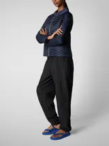 Campera acolchada ligera color azul marino, con diseño texturizado de ondas y cierre frontal de cremallera dorada. Tiene cuello alto y es de manga larga.