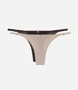 Kit de dos bombachas tipo colaless confeccionadas en microfibra, con diseño de hilo doble y tirantes finos ajustables en los laterales. Incluye una pieza en color negro y otra en color beige.