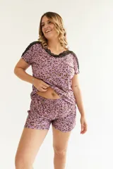 Conjunto de pijama color rosa con estampado de leopardos, detalles de encaje rojo en el escote y mangas de la remera y en el ruedo del short.